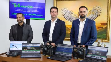 O governador Carlos Massa Ratinho Junior e o secretario  da Educação Roni Miranda,  entregam notebooks e fones de ouvido, destinados
às Instituições de Ensino em Tempo Integral e Educação Profissional,  nesta terca-feira (19).